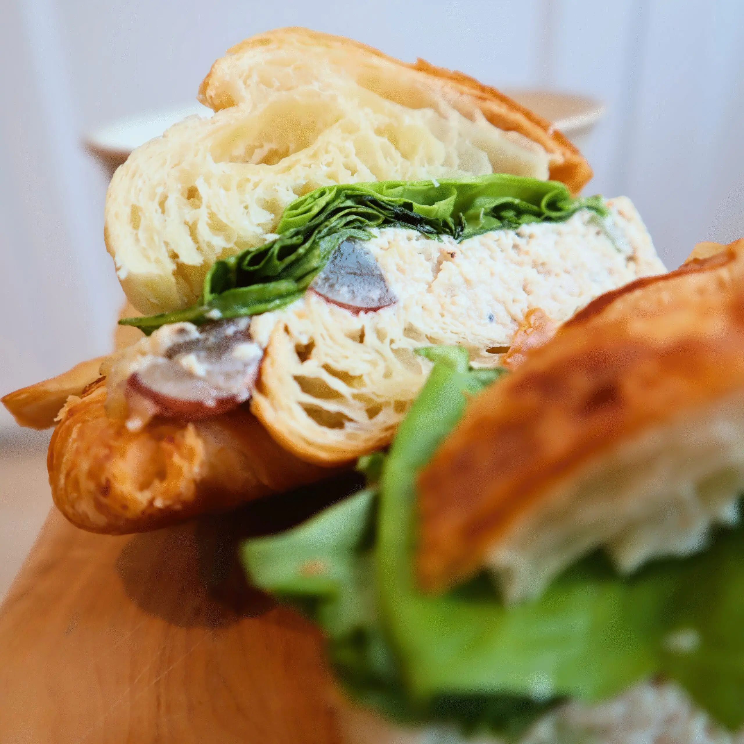 Gros plan sur un croissant au poulet et raisins.