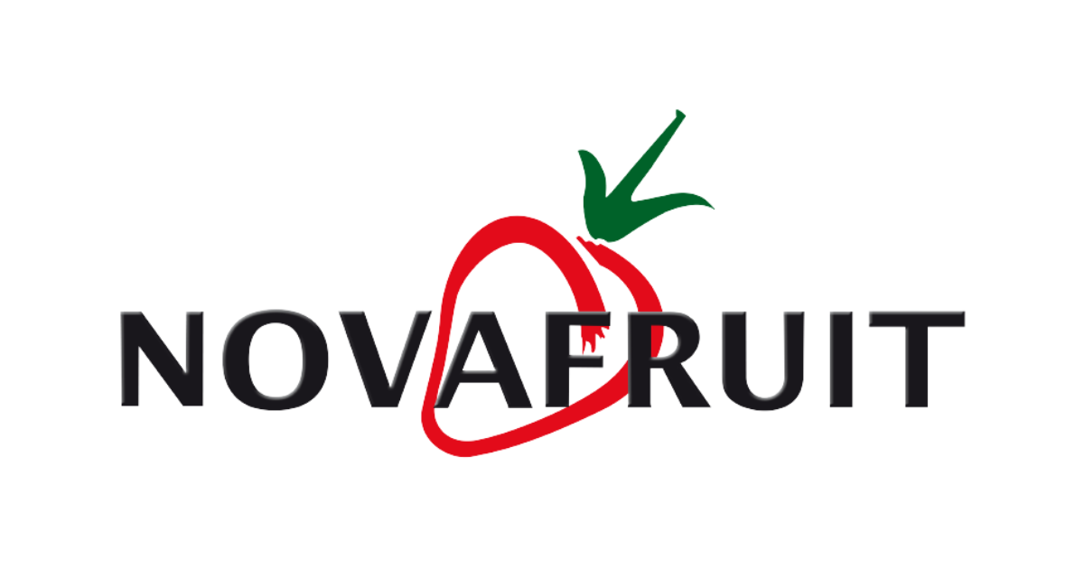 Logo de NOVAFRUIT avec le mot en noir, comportant un contour de fruit rouge stylisé avec une feuille verte sur le dessus, ressemblant à une fraise.